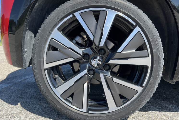 Peugeot 208  1.2 Puretech 100 GT Line / Distribution faite