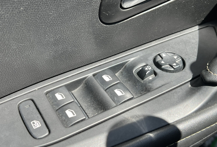 Peugeot 208  1.2 Puretech 100 GT Line / Distribution faite