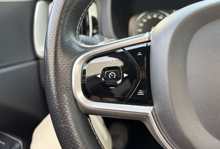 Volvo XC60 2.0L T8 407cH 320 TWIN-ENGINE PHEV HYBRID R-DESIGN AWD GEARTRONIC Toit ouvrant*carplay