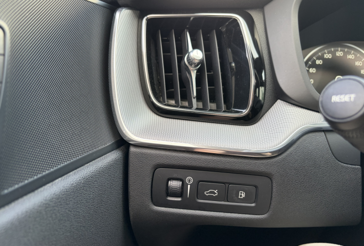 Volvo XC60 2.0L T8 407cH 320 TWIN-ENGINE PHEV HYBRID R-DESIGN AWD GEARTRONIC Toit ouvrant*carplay