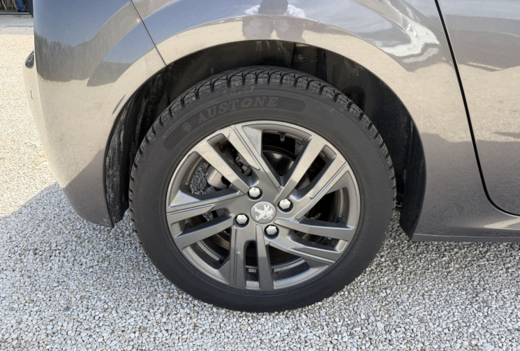 Peugeot 208 1.2 PURETECH 100 STYLE / ATTELAGE 