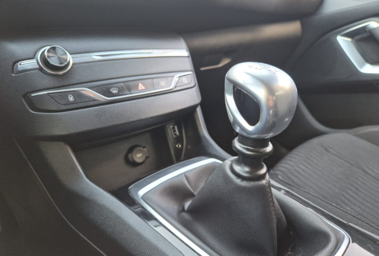 Peugeot 308 II (T9) 1.6 BLUEHDI 120 CV* DISTRIBUTION OK * RADAR DE RECUL * CLIM 
