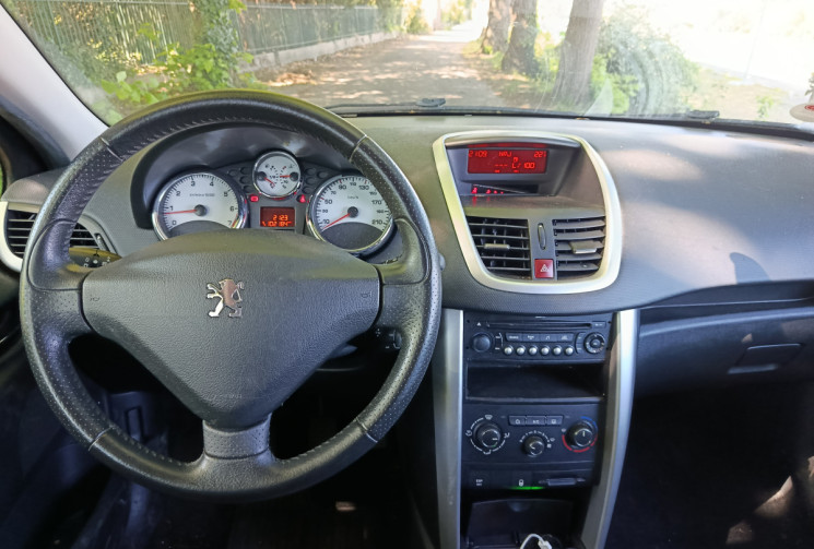 Peugeot 207  207 1.4 16V (70 KW / 95 CV) / IDÉAL JEUNE PERMIS