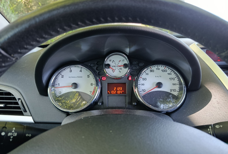 Peugeot 207  207 1.4 16V (70 KW / 95 CV) / IDÉAL JEUNE PERMIS