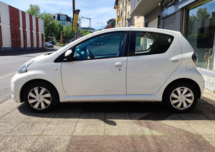 Toyota Aygo 5 Portes 1.0 VVTi 12V 68 cv / Dynamic / Clim et Bluetooth