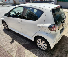 Toyota Aygo 5 Portes 1.0 VVTi 12V 68 cv / Dynamic / Clim et Bluetooth