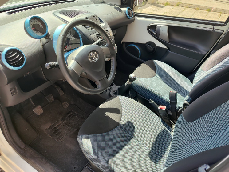 Toyota Aygo 5 Portes 1.0 VVTi 12V 68 cv / Dynamic / Clim et Bluetooth