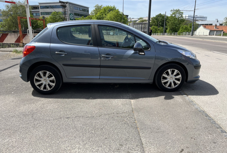 Peugeot 207 5 portes 1.4 e 16V 90cv