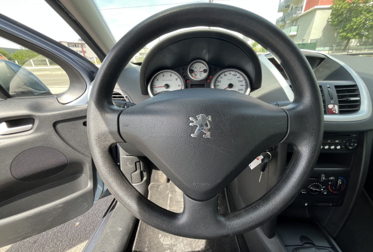 Peugeot 207 5 portes 1.4 e 16V 90cv