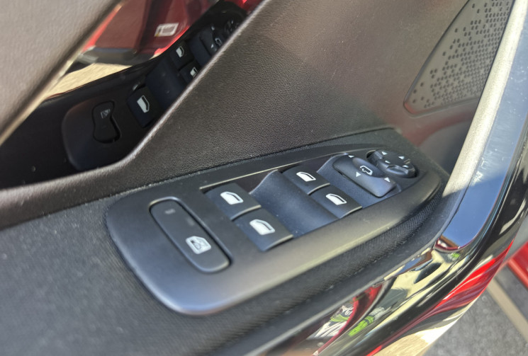 Peugeot 2008 1.2 i EAT6 S&S 130 cv Boîte auto SIGNATURE