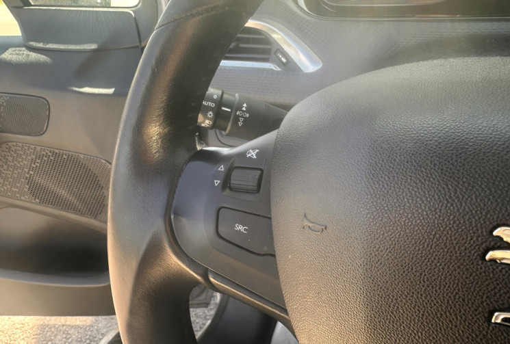 Peugeot 208 Phase 2 5 Portes 1.2 i S&S 82 cv SIGNATURE