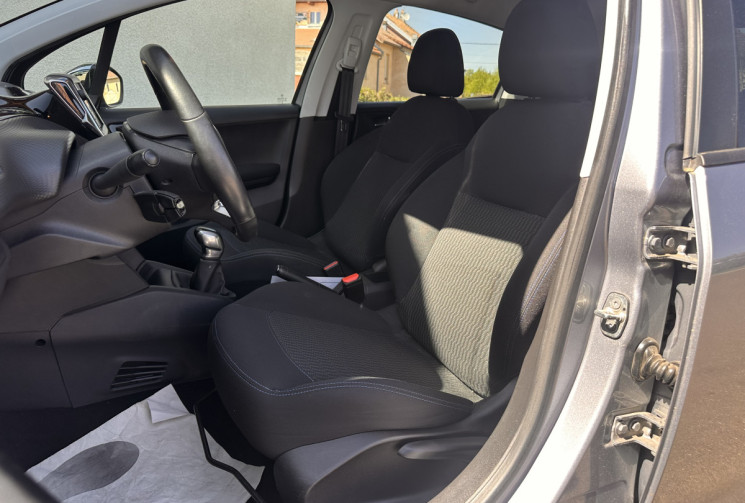 Peugeot 208 Phase 2 5 Portes 1.2 i S&S 82 cv SIGNATURE