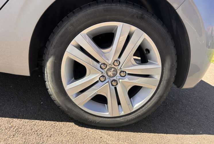 Peugeot 208 Phase 2 5 Portes 1.2 i S&S 82 cv SIGNATURE