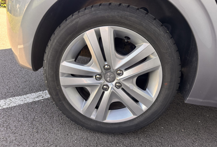 Peugeot 208 Phase 2 5 Portes 1.2 i S&S 82 cv SIGNATURE