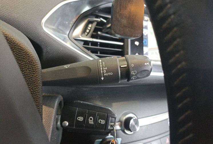 Peugeot 308 1.6 HDi FAP 92 ch Active – Suivi complet disponible – Distribution & embrayage effectué