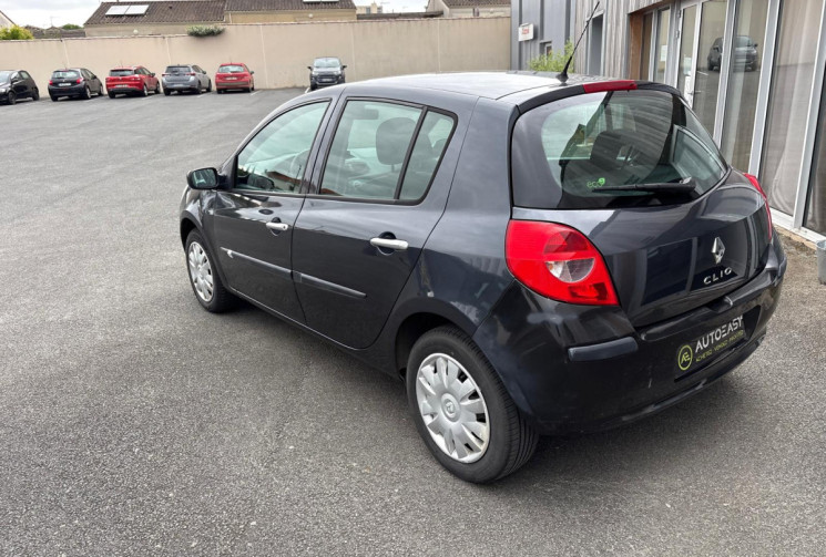 Renault Clio   III 5 Portes Phase 2 1.2 TCe 16V eco2 101CVDYNAMIQUE 