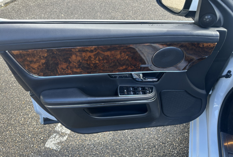 Jaguar XJ 3.0 V6 S/C Luxe Premium / ENTRETIEN OK / DISTRIBUTION OK / VIDANGE BVA OK