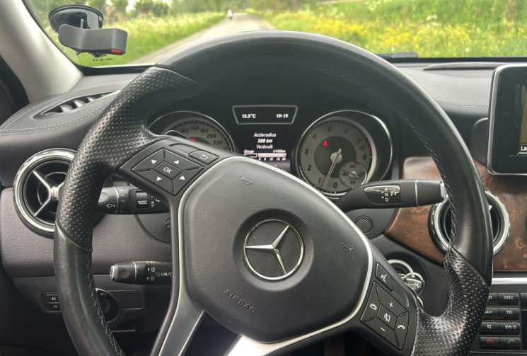 Mercedes GLA 1.6 i 122CV 7G-DCT PACK AMG TOIT OUVRANT / CAMERA