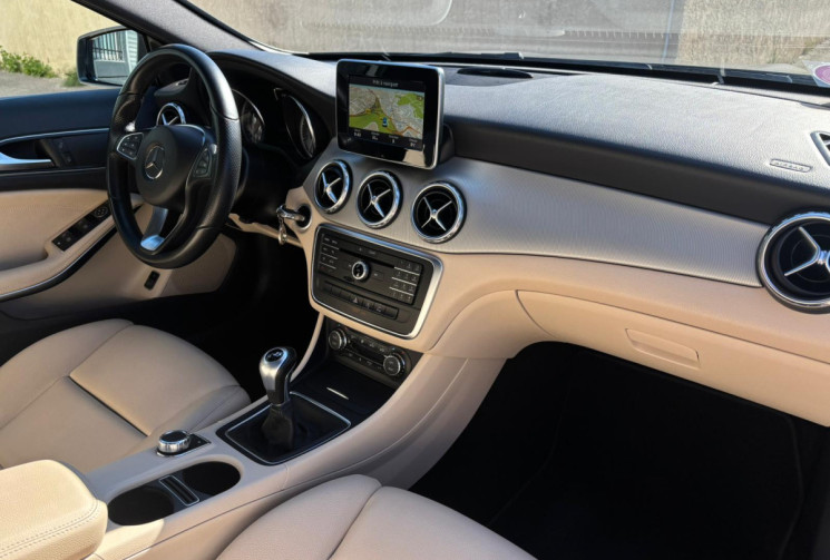 Mercedes GLA 180 SENSATION / CUIR COMPLET/ 69000 KMS AVEC SUIVI COMPLET /  EXCELLENT ÉTAT