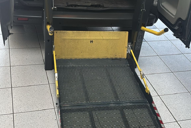 Opel VIVARO 2.0 CDTI 1ERE MAIN TPMR MINIBUS 9 PLACES 138 500KMS ENTRETIEN A JOUR GARANTIE 12 MOIS