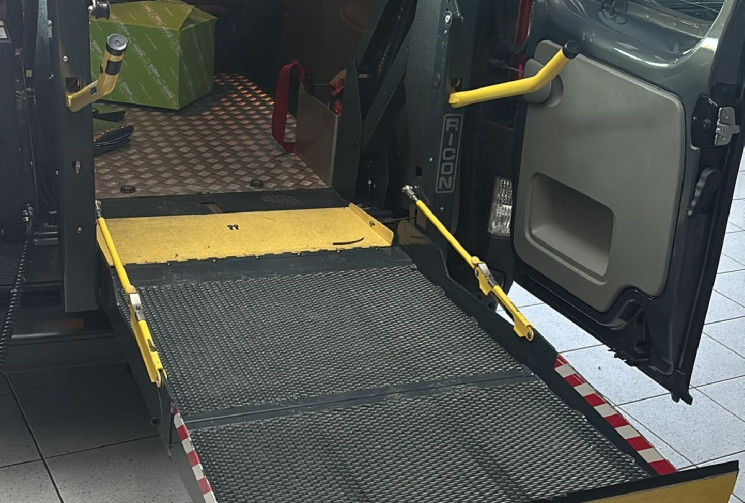 Opel VIVARO 2.0 CDTI 1ERE MAIN TPMR MINIBUS 9 PLACES 138 500KMS ENTRETIEN A JOUR GARANTIE 12 MOIS