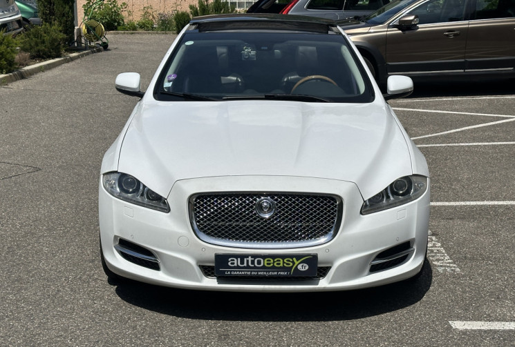 Jaguar XJ 3.0 V6 Luxe Premium / ENTRETIEN OK / DISTRIBUTION OK / VIDANGE BVA OK