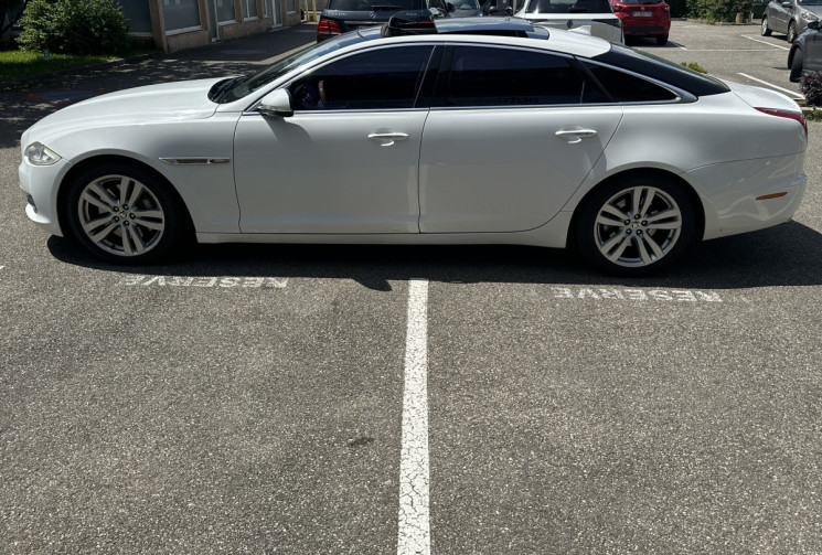 Jaguar XJ 3.0 V6 Luxe Premium / ENTRETIEN OK / DISTRIBUTION OK / VIDANGE BVA OK