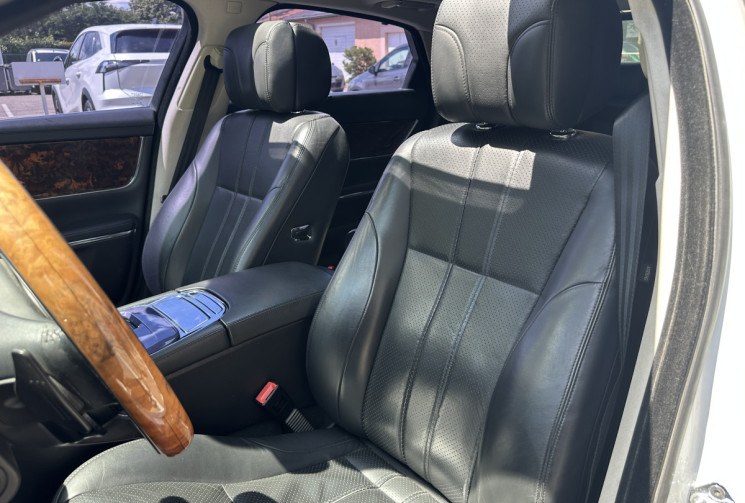 Jaguar XJ 3.0 V6 Luxe Premium / ENTRETIEN OK / DISTRIBUTION OK / VIDANGE BVA OK