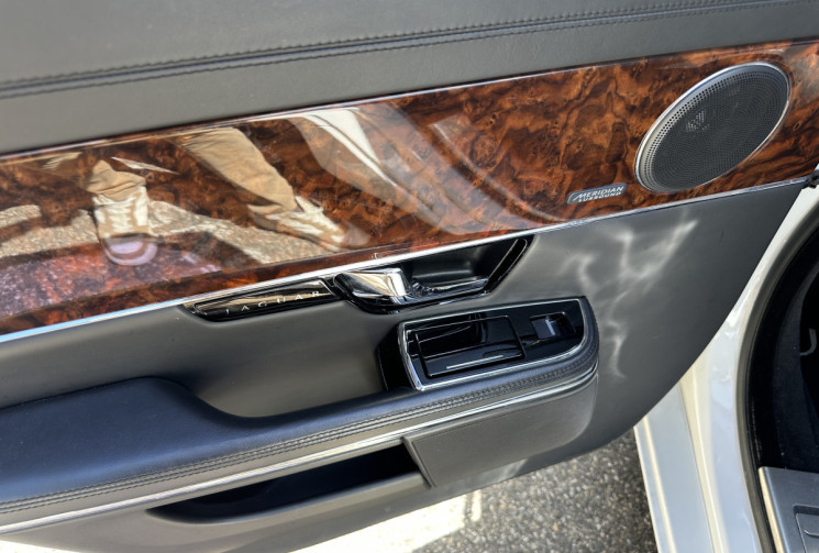 Jaguar XJ 3.0 V6 Luxe Premium / ENTRETIEN OK / DISTRIBUTION OK / VIDANGE BVA OK