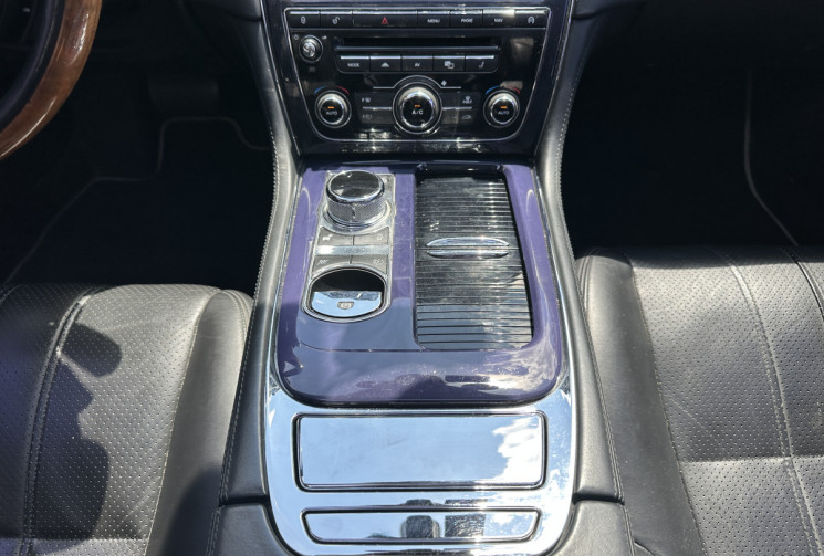 Jaguar XJ 3.0 V6 Luxe Premium / ENTRETIEN OK / DISTRIBUTION OK / VIDANGE BVA OK
