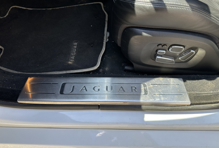 Jaguar XJ 3.0 V6 Luxe Premium / ENTRETIEN OK / DISTRIBUTION OK / VIDANGE BVA OK
