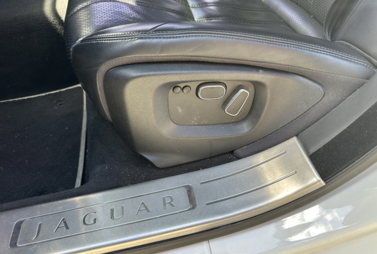 Jaguar XJ 3.0 V6 Luxe Premium / ENTRETIEN OK / DISTRIBUTION OK / VIDANGE BVA OK
