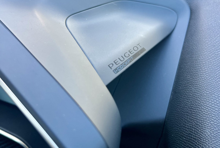 Peugeot 208 Style GT EAT8 / Toit pano / 1.2 Puretech 100cv / 1e main /Distri NEUVE/ Cockpit / Camera