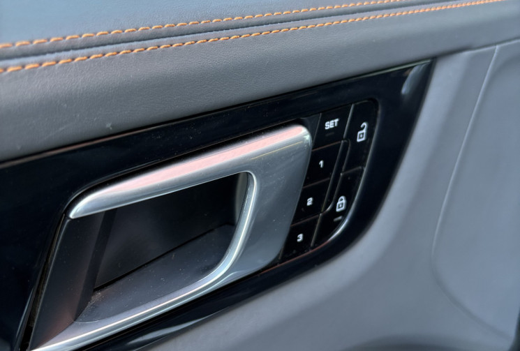 Porsche CAYENNE COUPE E-Hybrid V6 462cv /Bose/ Toit Pano/Camera/Attelage/DVD/Français/1e main