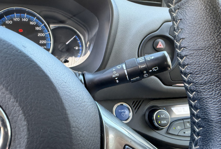 Toyota Yaris 1.5 vvti 100h 75 ch hybrid full-hybrid attitude bva/ camera de recul