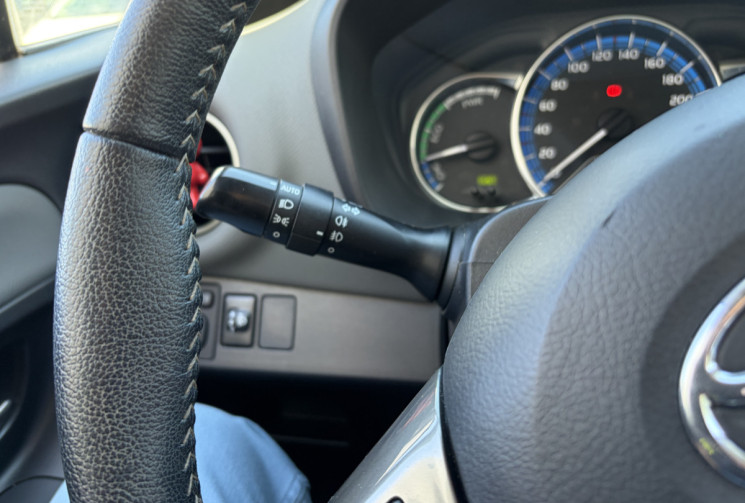 Toyota Yaris 1.5 vvti 100h 75 ch hybrid full-hybrid attitude bva/ camera de recul