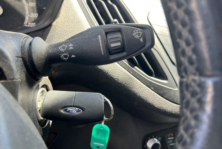Ford Transit COURIER 1.5 TDCi 75 cv * Distribution Faite