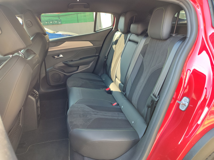 Peugeot 408 136ch e-DCS6 / GT 