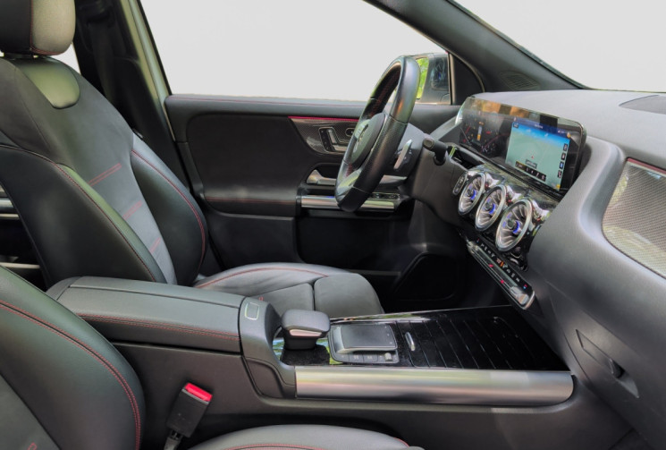 Mercedes GLA 200D 150 cv BVA AMG LINE / pack premium + / attelage / origine france 