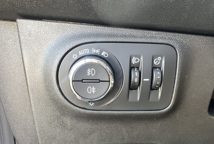 Opel Corsa E 1.4i 90ch GPS / CLIMATISATION / CARPLAY / CAMERA / RADAR AV AR