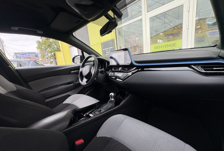 Toyota C-HR 122h Hybride Dynamic 2WD E-CVT // Boite automatique 