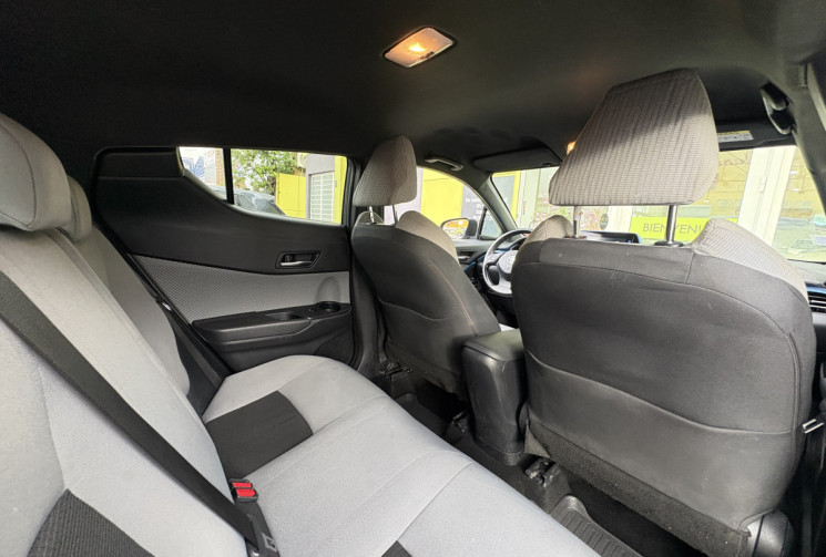Toyota C-HR 122h Hybride Dynamic 2WD E-CVT // Boite automatique 