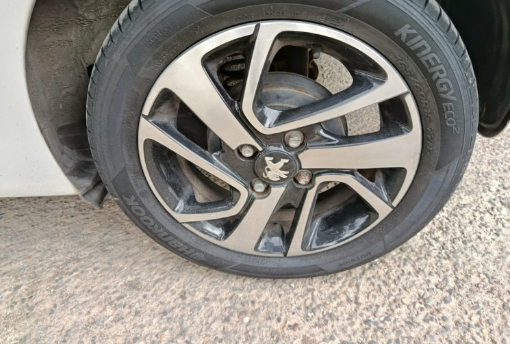 Peugeot 108 1.0 VTi 12V ETG5 69CH BOITE AUTO / FAIBLE KILOMÉTRAGE