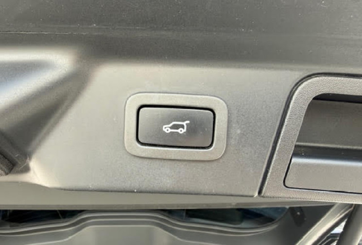 Land-Rover Range Rover Velar P300 R-Dynamic *TOIT PANO OUVRANT *COFFRE ELECT *SIEGES CHAUFFANTS