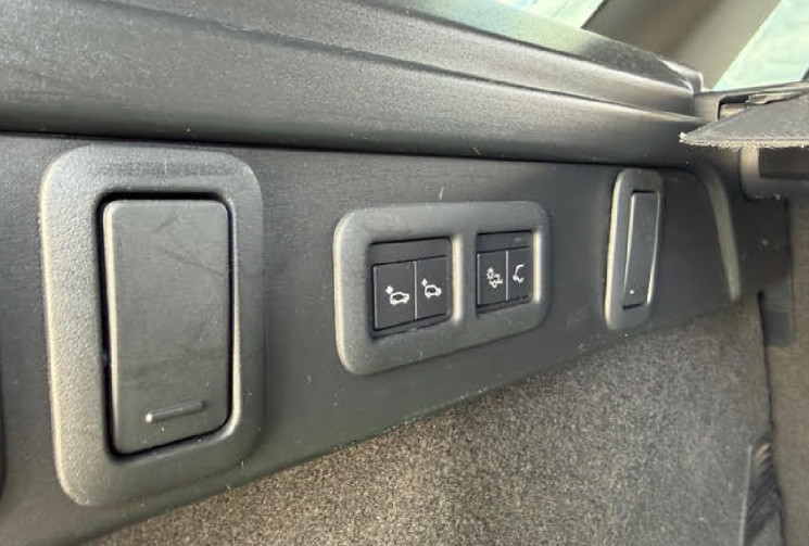 Land-Rover Range Rover Velar P300 R-Dynamic *TOIT PANO OUVRANT *COFFRE ELECT *SIEGES CHAUFFANTS