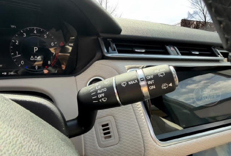 Land-Rover Range Rover Velar P300 R-Dynamic *TOIT PANO OUVRANT *COFFRE ELECT *SIEGES CHAUFFANTS