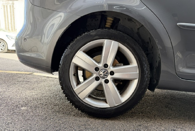 Volkswagen Touran carat  Phase 3 2.0 TDI 16V FAP DSG (6 rapports) 140 cv Origine France 3em main 