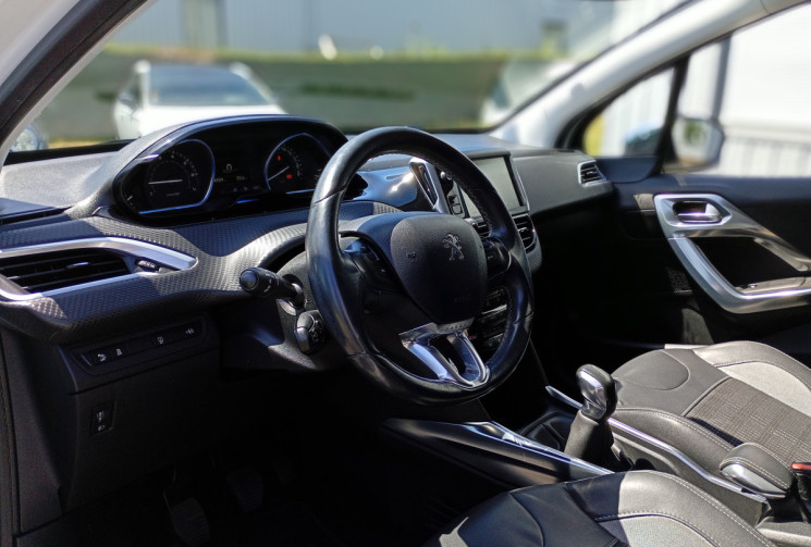 Peugeot 2008  1.2 VTi 82 ch ALLURE * Distribution OK