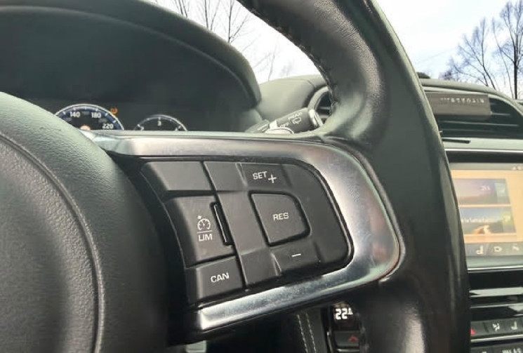 Jaguar F-Pace 240ch R-Sport *TOIT PANO OUVRANT *CAMERA *SIEGES CHAUFFANTS