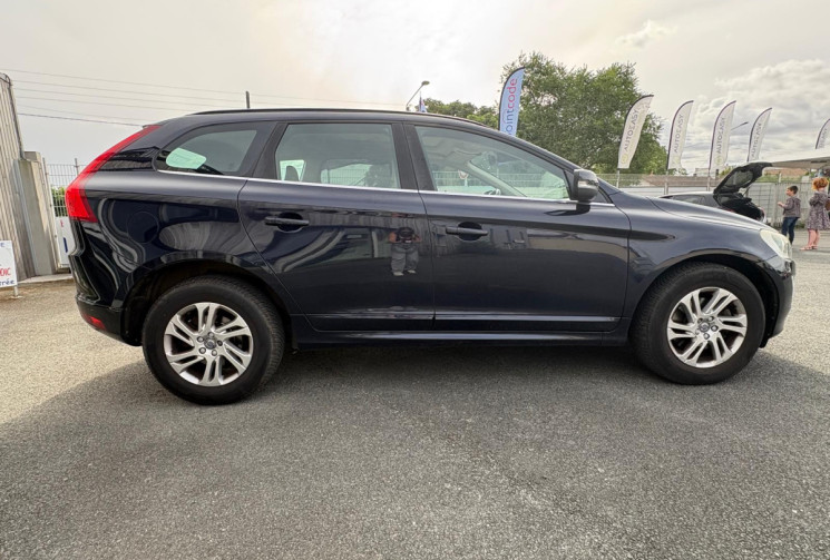 Volvo XC60 PHASE 2 D4 2.0 TDI FWD GEARTRONIC 190 MOMENTUM / TOIT OUVRANT / GARANTIE 12 MOIS